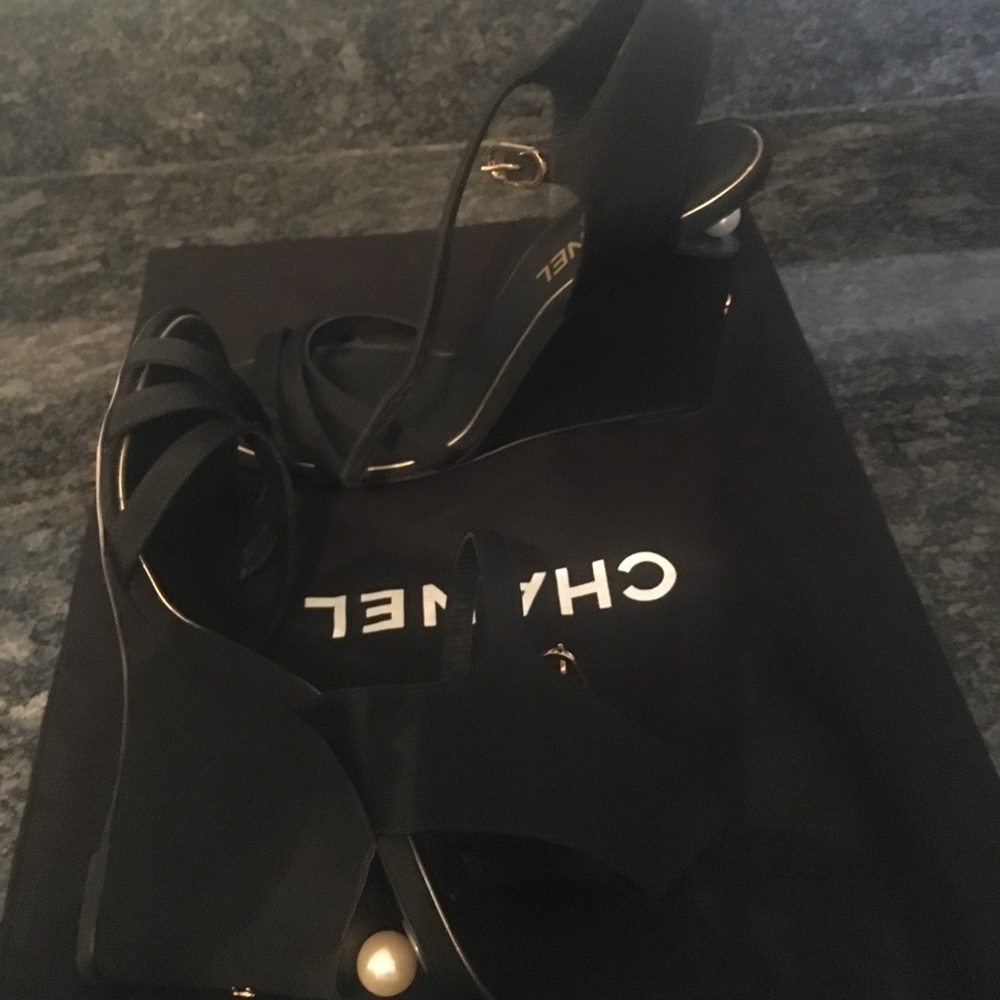 CHANEL WEDGE BLK SANDALS
